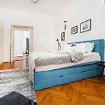 Spacious Two-bedroom In Old Town Apartman *