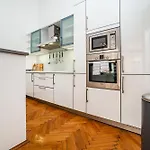 Spacious Two-bedroom In Old Town Apartman Prága