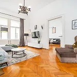 Spacious Two-bedroom In Old Town Apartman Prága