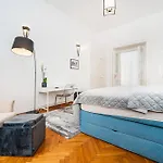 Spacious Two-bedroom In Old Town Apartman *