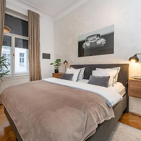 Spacious Two-bedroom In Old Town Praag