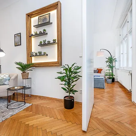 Spacious Two-bedroom In Old Town Appartement *