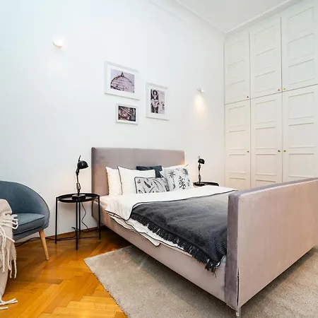 Spacious Two-bedroom In Old Town * Praha