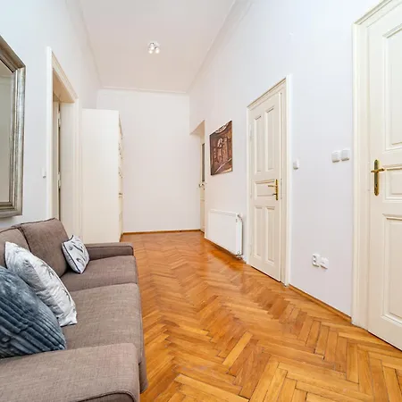 Spacious Two-bedroom In Old Town Πράγα