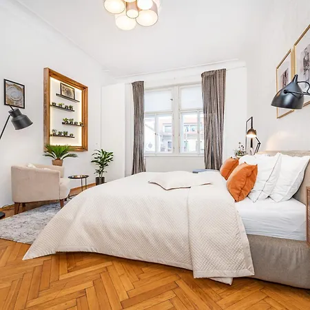 Spacious Two-bedroom In Old Town