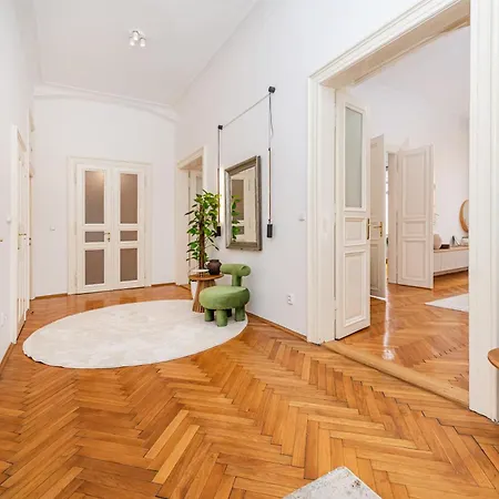 Spacious Two-bedroom In Old Town *
