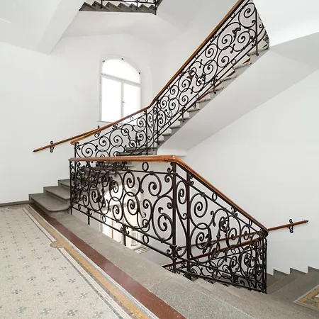Spacious Two-bedroom In Old Town