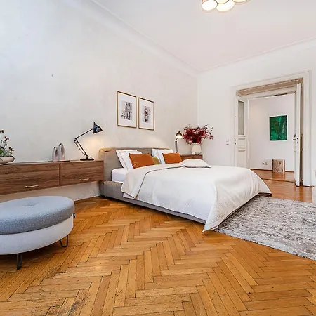 Spacious Two-bedroom In Old Town *