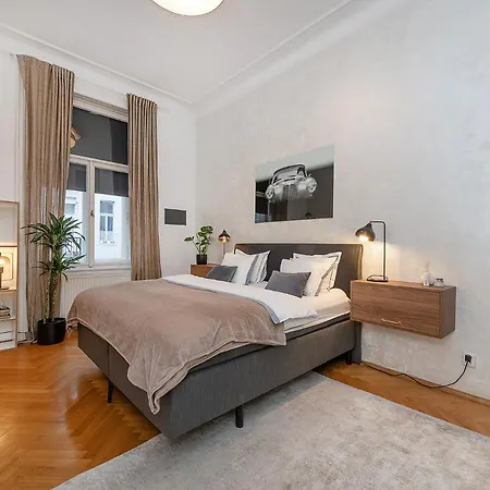 Appartamento Spacious Two-bedroom In Old Town