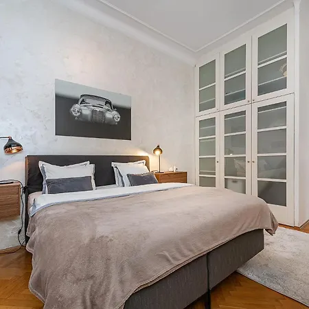 Appartamento Spacious Two-bedroom In Old Town *