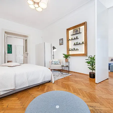 Spacious Two-bedroom In Old Town Apartament Praga