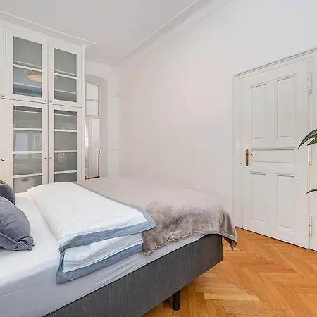 Spacious Two-bedroom In Old Town Praga
