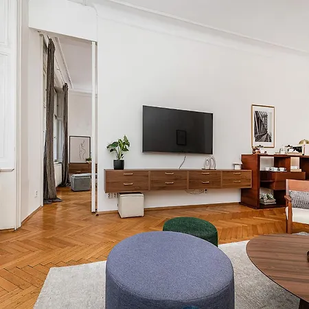 Spacious Two-bedroom In Old Town Appartamento