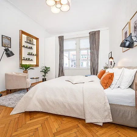 Spacious Two-bedroom In Old Town Apartament *