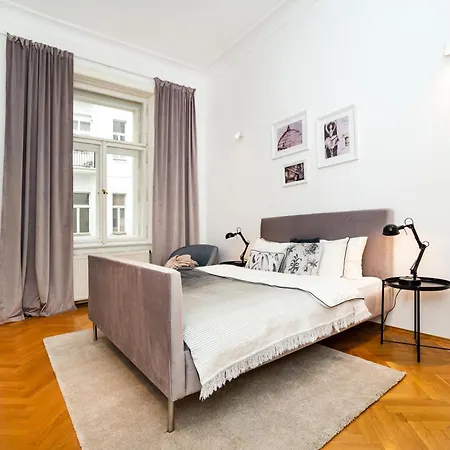 Spacious Two-bedroom In Old Town *
