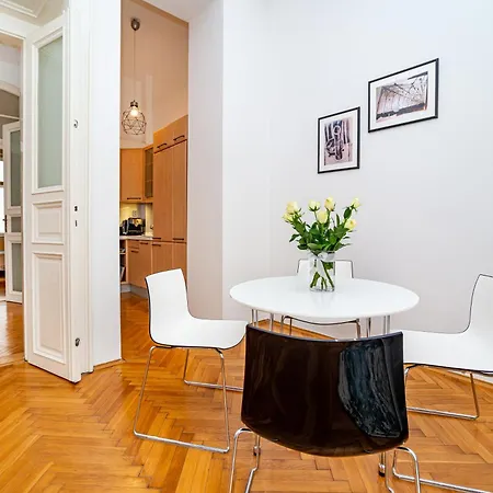 Spacious Two-bedroom In Old Town Praga