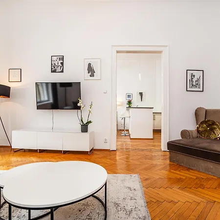 Spacious Two-bedroom In Old Town Apartament Praga