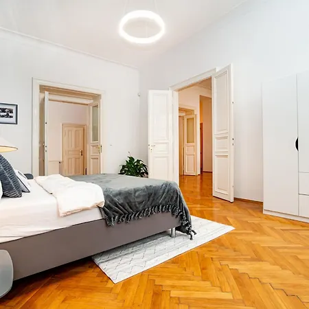 Apartament Spacious Two-bedroom In Old Town