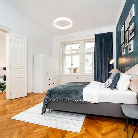 Spacious Two-bedroom In Old Town Apartament *