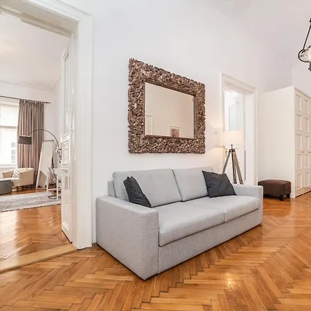 Spacious Two-bedroom In Old Town Praga