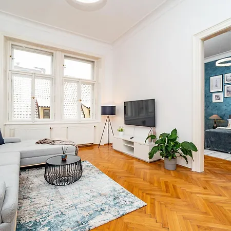 Spacious Two-bedroom In Old Town Apartament *