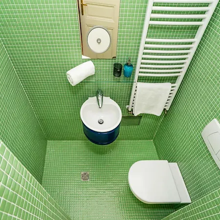 Spacious Two-bedroom In Old Town Apartament