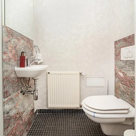 Appartamento Spacious Two-bedroom In Old Town