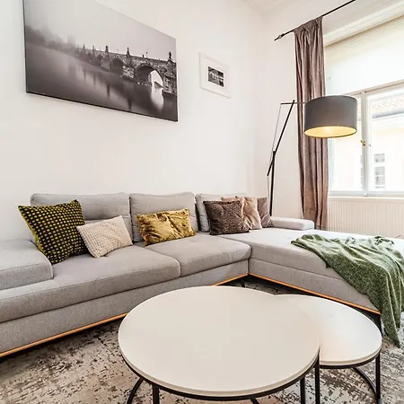 Appartamento Spacious Two-bedroom In Old Town *