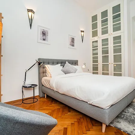 Spacious Two-bedroom In Old Town Appartamento