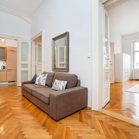 Appartamento Spacious Two-bedroom In Old Town
