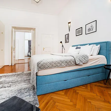Spacious Two-bedroom In Old Town Apartament *