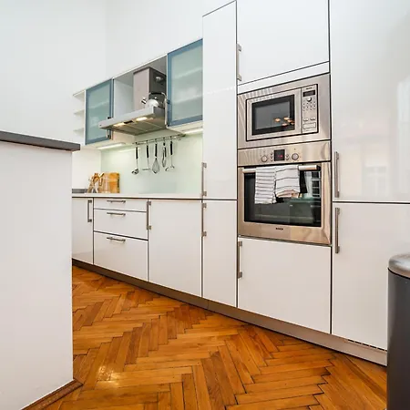 Spacious Two-bedroom In Old Town Apartament Praga