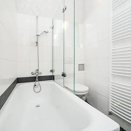 Spacious Two-bedroom In Old Town Praga