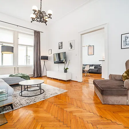 Spacious Two-bedroom In Old Town Apartament Praga
