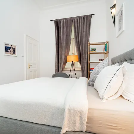 Spacious Two-bedroom In Old Town Praga