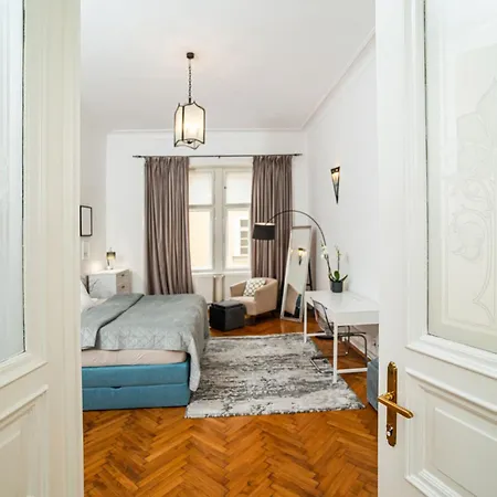 Spacious Two-bedroom In Old Town Appartamento