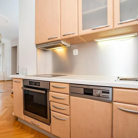 Appartamento Spacious Two-bedroom In Old Town