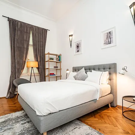 Spacious Two-bedroom In Old Town *