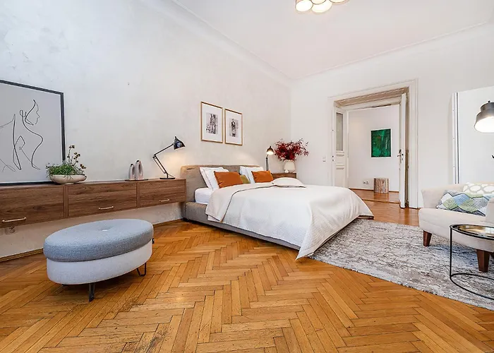 Spacious Two-bedroom In Old Town *