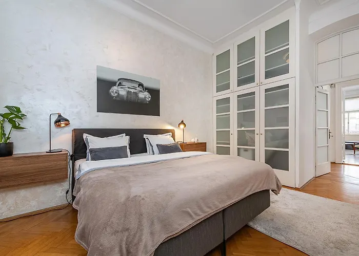 Lägenhet Spacious Two-bedroom In Old Town *