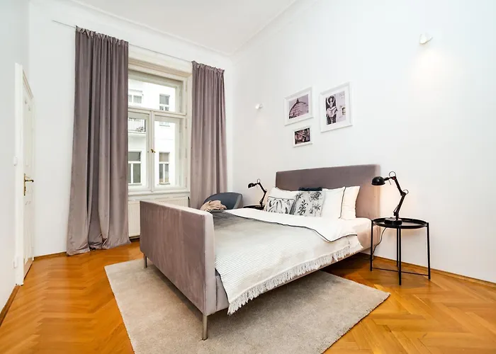 Spacious Two-bedroom In Old Town *