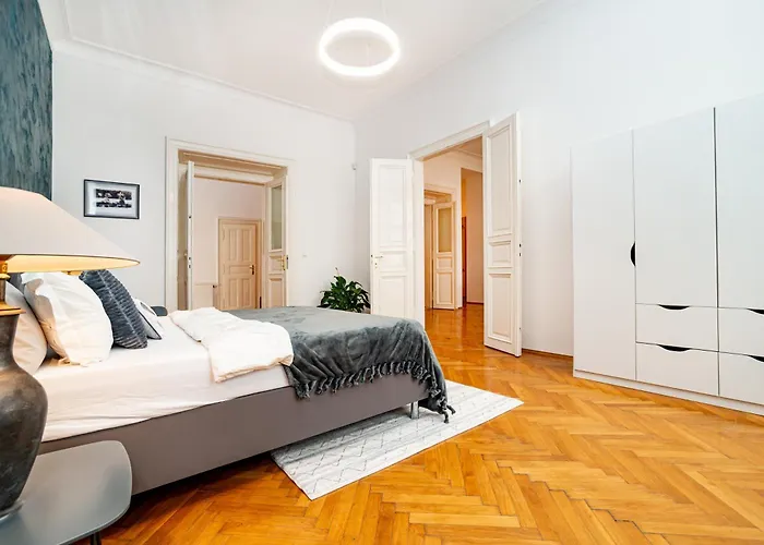 Lägenhet Spacious Two-bedroom In Old Town