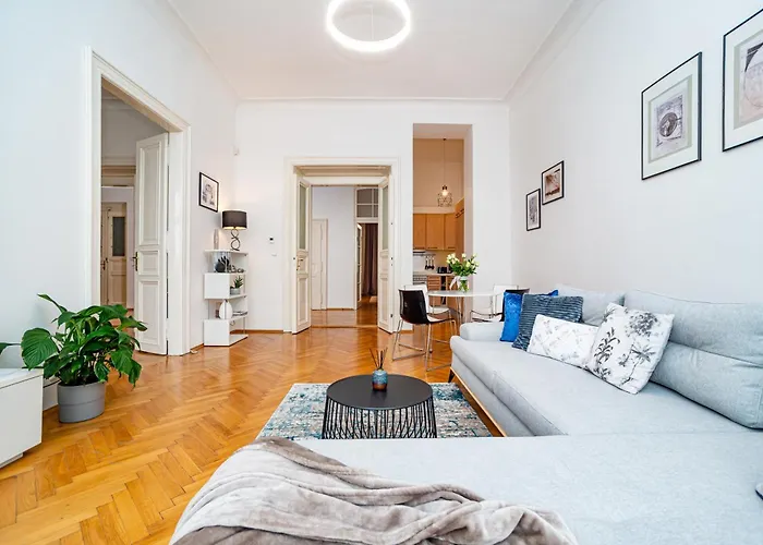 Spacious Two-bedroom In Old Town