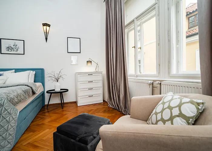 Lägenhet Spacious Two-bedroom In Old Town Prag