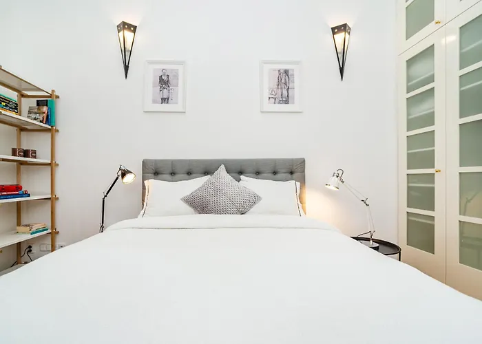 Lägenhet Spacious Two-bedroom In Old Town *