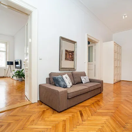 Spacious Two-bedroom In Old Town *